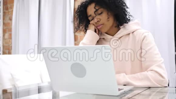 在家沙发上睡得很累的年轻美国黑人妇女视频的预览图