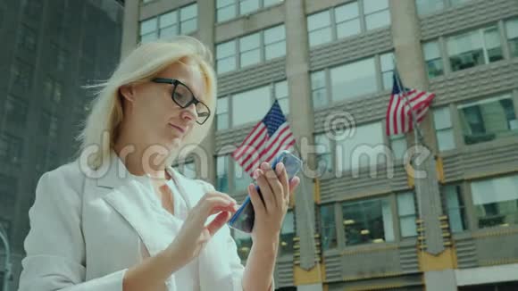 纽约市中心使用智能手机的漂亮女人视频的预览图