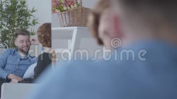 画像中成熟的老女人看着镜子里的倒影摸着坐在年轻人面前的头发视频的预览图
