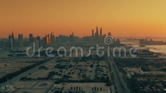 傍晚可鸟瞰迪拜沿海地区阿拉伯联合酋长国视频的预览图