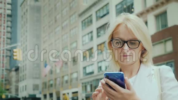 纽约市中心使用智能手机的漂亮女人视频的预览图