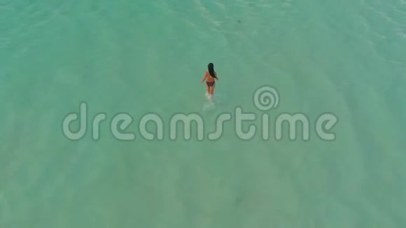 菲律宾沙洲4K段女子独自在绿松石水上慢跑的空中镜头视频的预览图