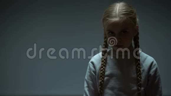 女孩在镜头中展示家庭照片孤儿需要家庭和家庭视频的预览图