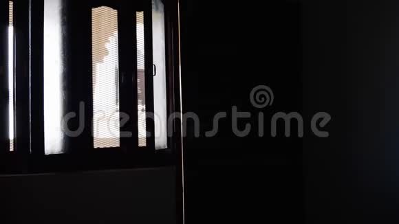 单身女性入住酒店房间打开房门进入房间视频的预览图