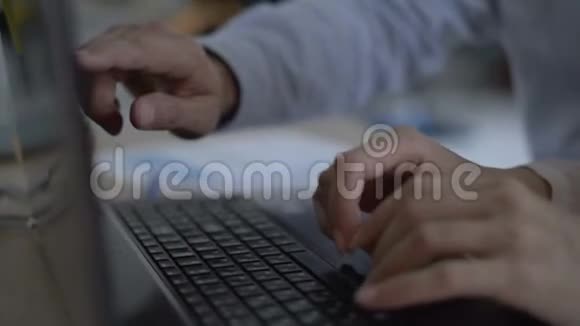 用手镯在笔记本电脑键盘上打字将女性的手闭上女人手按着笔记本电脑的钥匙视频的预览图