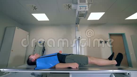 人躺着同时用断层扫描机扫描他侧视视频的预览图