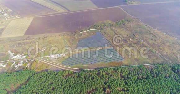 太阳能发电站从空中太阳能电站鸟瞰图森林附近的太阳能发电站可再生能源视频的预览图