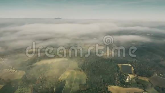 在意大利乌姆比亚地区上空飞行的FPV镜头视频的预览图