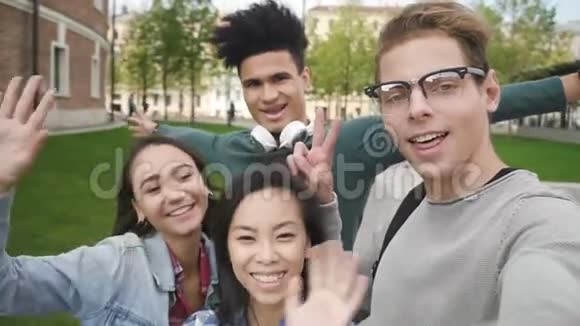 多种族的朋友在大学校园里视频的预览图