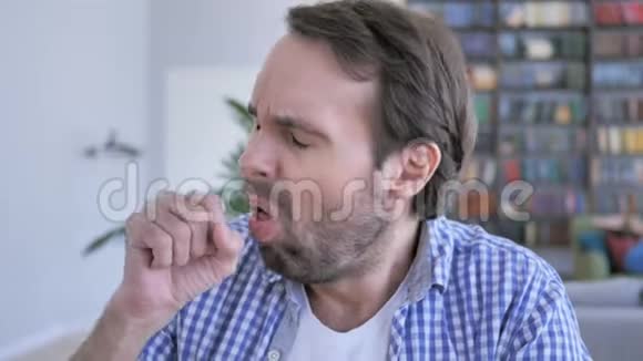 休闲胡须男咳嗽咽喉感染的肖像视频的预览图