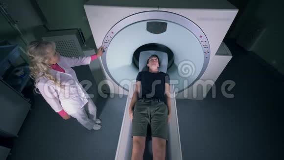 男性患者接受断层扫描俯视图视频的预览图