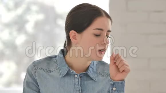 咳嗽病女在工作时咳嗽的肖像视频的预览图