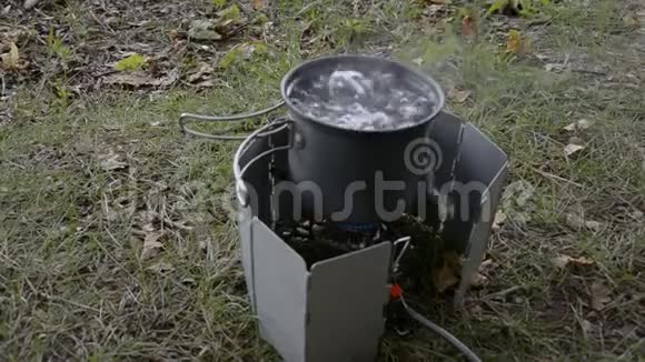 在煤气炉上做饭露营烧开水视频的预览图