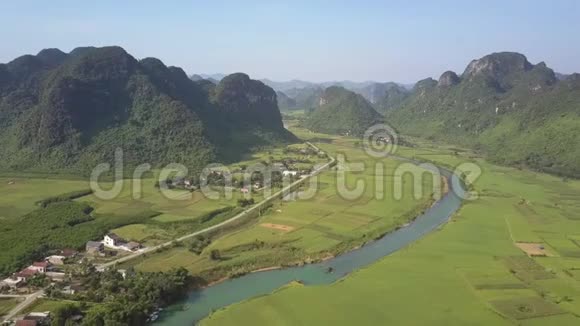 山谷宽阔山中有河流和城镇空中全景视频的预览图