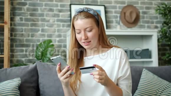 快乐女士在家用智能手机网上支付信用卡视频的预览图