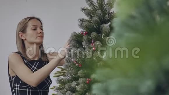 年轻迷人的黑发在一家人造圣诞树商店工作即将到来的圣诞节假期的概念视频的预览图