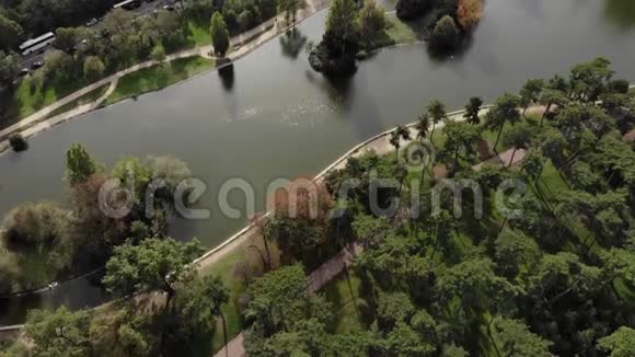 4公园上方的鸟瞰图周围有池塘和森林法国巴黎博洛涅视频的预览图