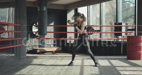 虚拟现实耳机中的女性受邀参加拳击电玩视频的预览图