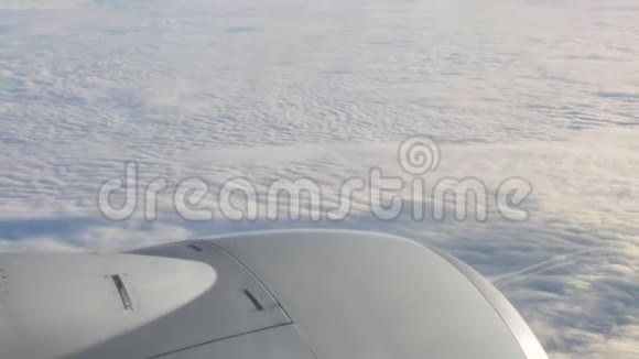 飞机引擎在云层上方特写视频的预览图