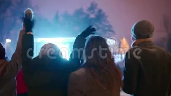 年轻人在城市广场的圣诞音乐会上聚会朋友们用举手和跳舞的方式跳得很开心视频的预览图