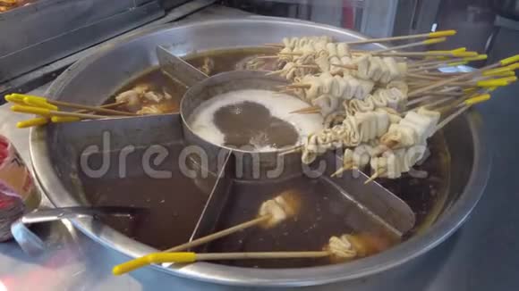 欧登鱼饼韩街美食美味的鱼糕视频的预览图