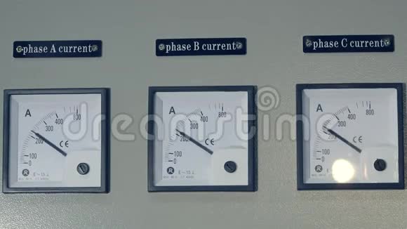 工厂连续三个电压表工业电压表工厂配有电压表的面板视频的预览图