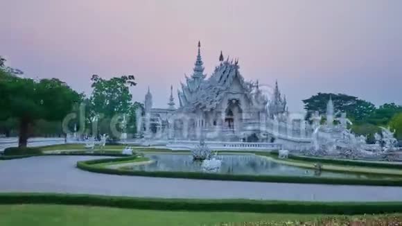 泰国清莱暮色中杰出的白庙视频的预览图