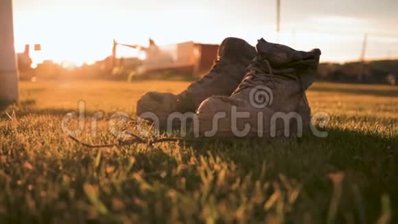 4的KMuddy安全靴落在一个建筑工地附近的田野里后面是日出视频的预览图