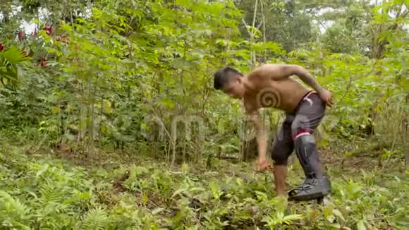 土著人在亚马逊丛林中剪杂草视频的预览图