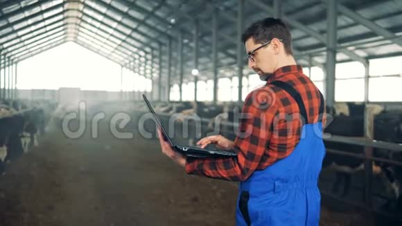 农业工人正带着一台笔记本电脑走在路边视频的预览图