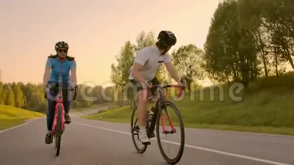 骑自行车骑在公路自行车后景骑自行车的人在城市公园骑自行车追踪骑自行车的人视频的预览图