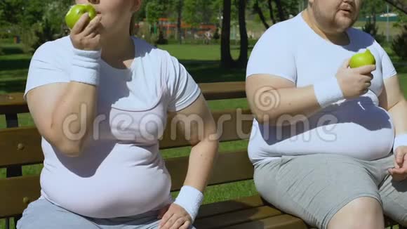 超重夫妇在锻炼后吃多汁的苹果健康的零食节食视频的预览图