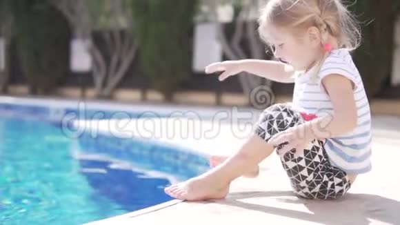 漂亮的小姑娘摸着水池里的手水视频的预览图