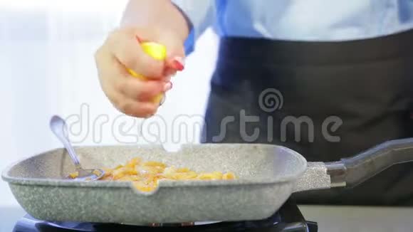 一个女人用米粉把柠檬汁挤在锅里时间跨度视频的预览图