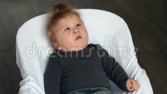 一岁的残疾儿童在婴儿秋千中心烦意乱视频的预览图