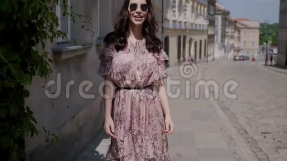 时尚时髦女郎穿过夏季城市的街道视频的预览图