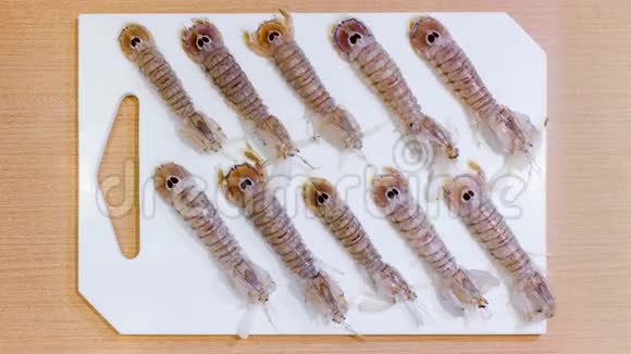 生螳螂虾在厨房砧板上移动视频的预览图