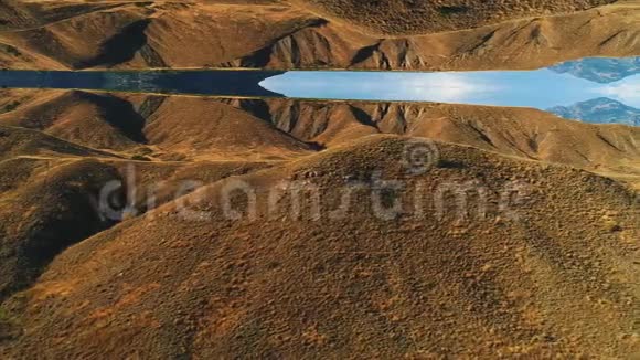 在蓝天和镜子的映衬下用沙砾山和峡谷近距离欣赏超现实的景色视频的预览图