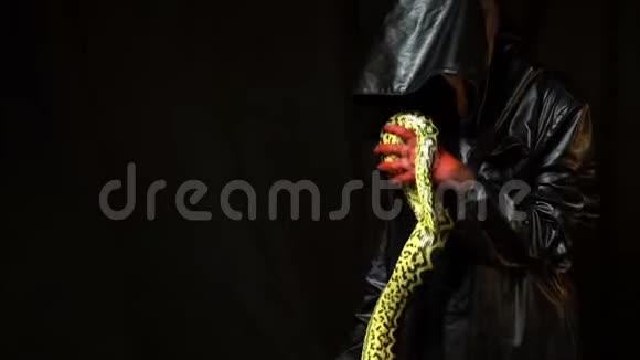 戴着蛇头的女人视频的预览图