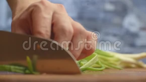 去切洋葱把葱切在木板上健康食品视频的预览图