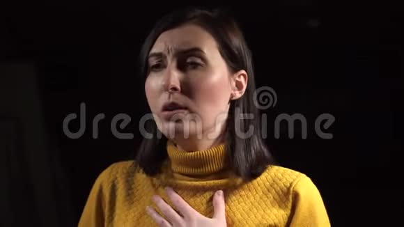 面对年轻女性患有哮喘病使用哮喘吸入器特写在黑色背景上视频的预览图