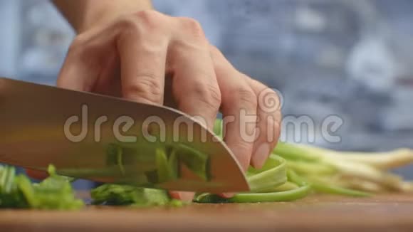 去切洋葱把葱切在木板上健康食品视频的预览图
