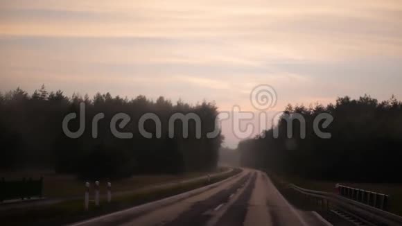 在夏季从一辆骑行车上可以看到一条木条纹轮廓鲜明的公路车道视频的预览图