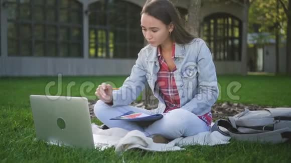 科学家学生用电脑工作写字坐在户外视频的预览图