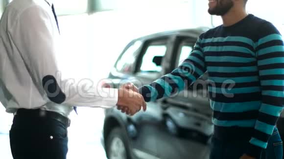与汽车经销商握手视频的预览图