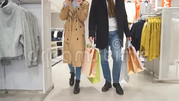 年轻幸福的一对夫妇带着购物袋视频的预览图