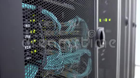 一排服务器机架现代服务器绿色引导眨眼视频有震动视频的预览图