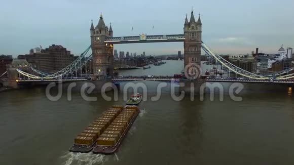 伦敦泰晤士河对岸的塔桥是标志性的地标性建筑视频的预览图