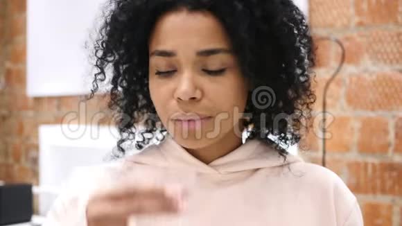 非洲裔美国青年妇女从玻璃中饮水的肖像视频的预览图