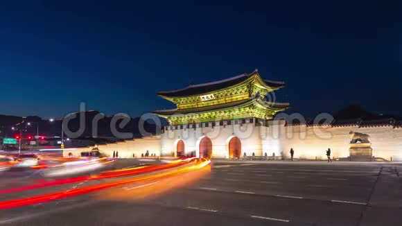 京博京宫汽车通过前光华门在夜间在首尔市中心韩国宫名庆元视频的预览图